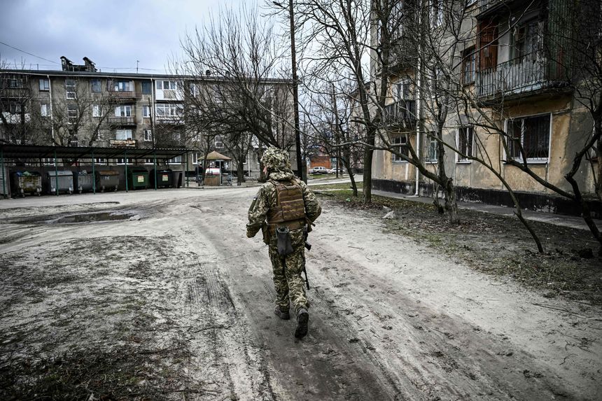 Ukrainian soldier in the town of Schastia
