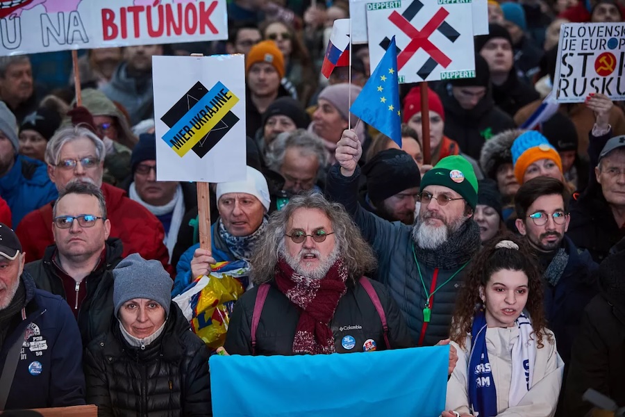 Тисячі людей у ​​Словаччині протестують проти проросійської позиції прем’єр-міністра Фіцо