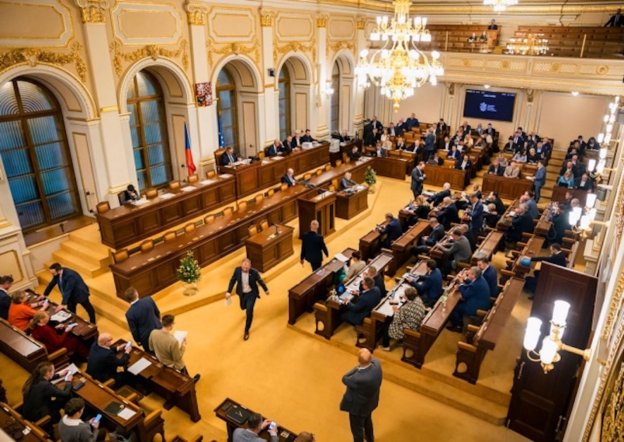 У парламенті Чехії стався переполох. Гість втратив у туалеті пістолет