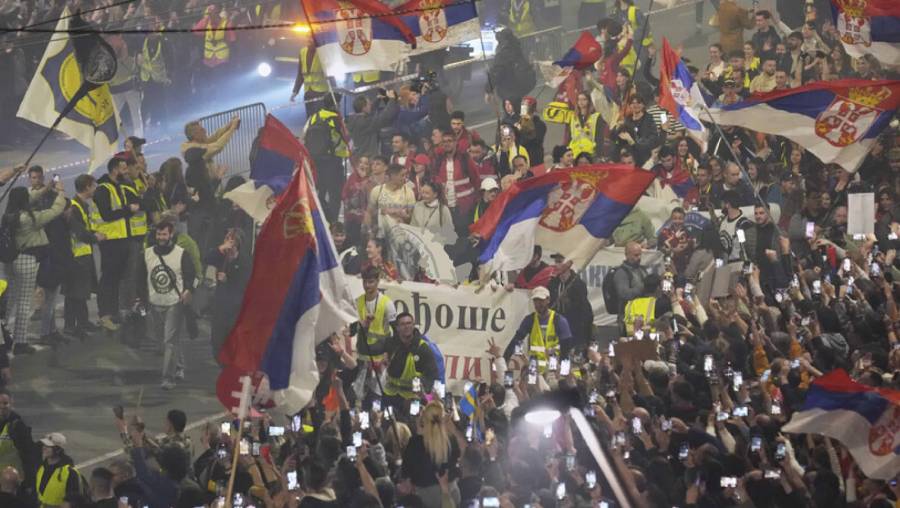 Десятки тисяч людей зібралися в Белграді на масштабний протест проти корупції