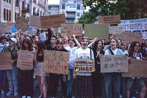 Тисячі людей зібралися в Україні на протест проти підписання Зеленським законопроекту про послаблення антикорупційних органів