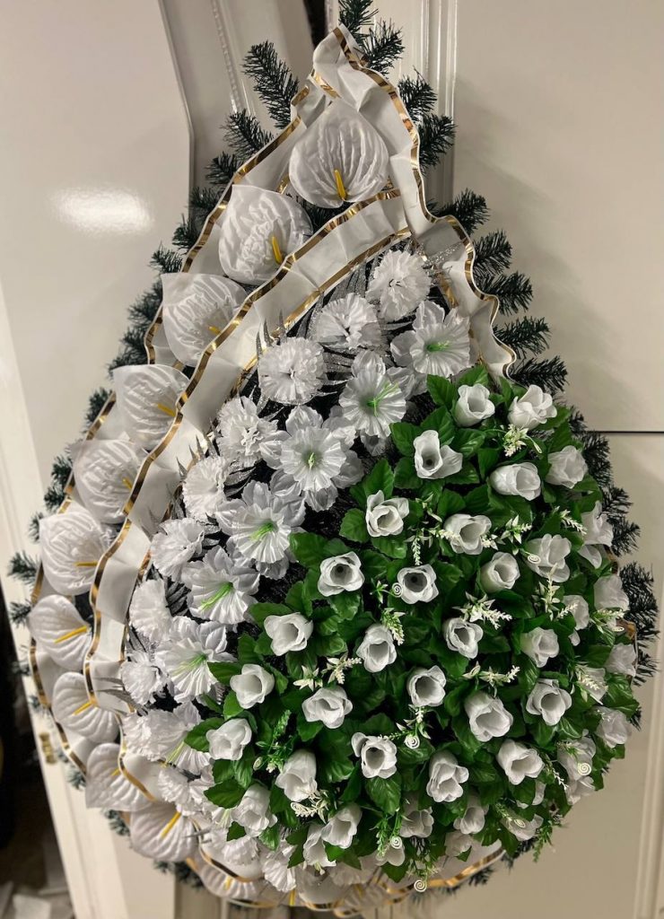 Економіка скорботи: як формується ціна на ритуальний вінок в Україні