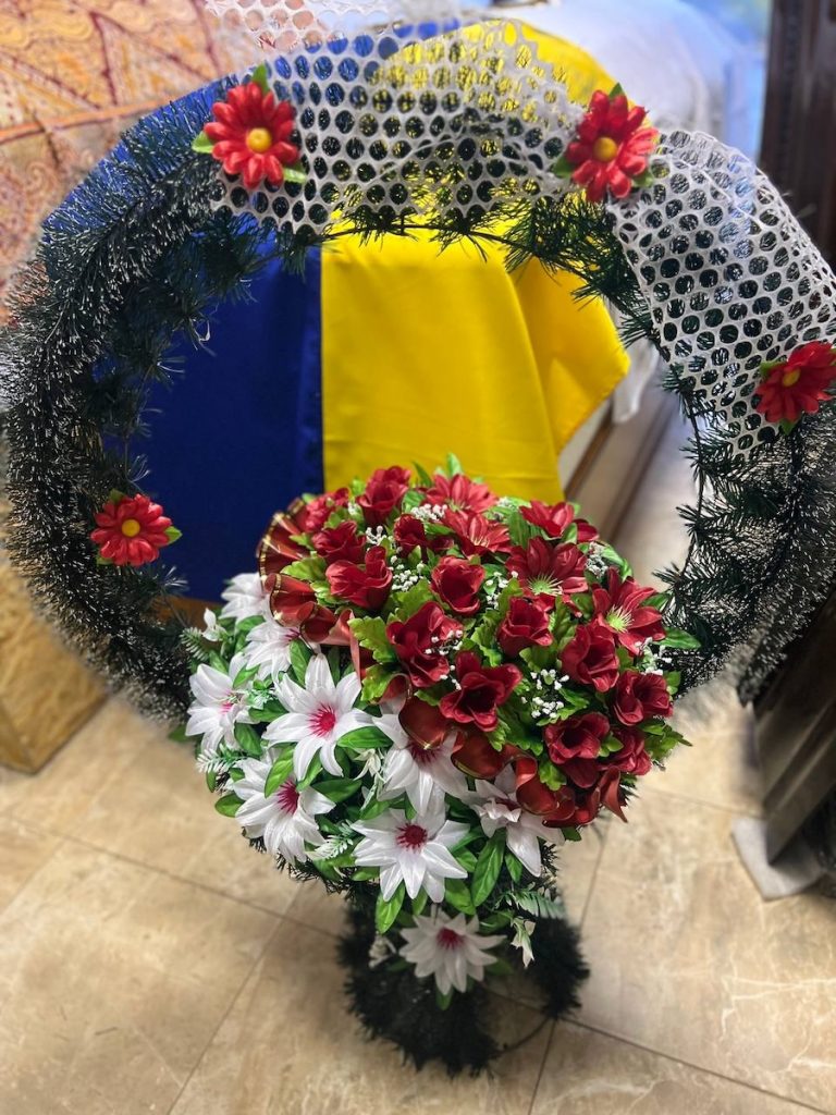 Економіка скорботи: як формується ціна на ритуальний вінок в Україні