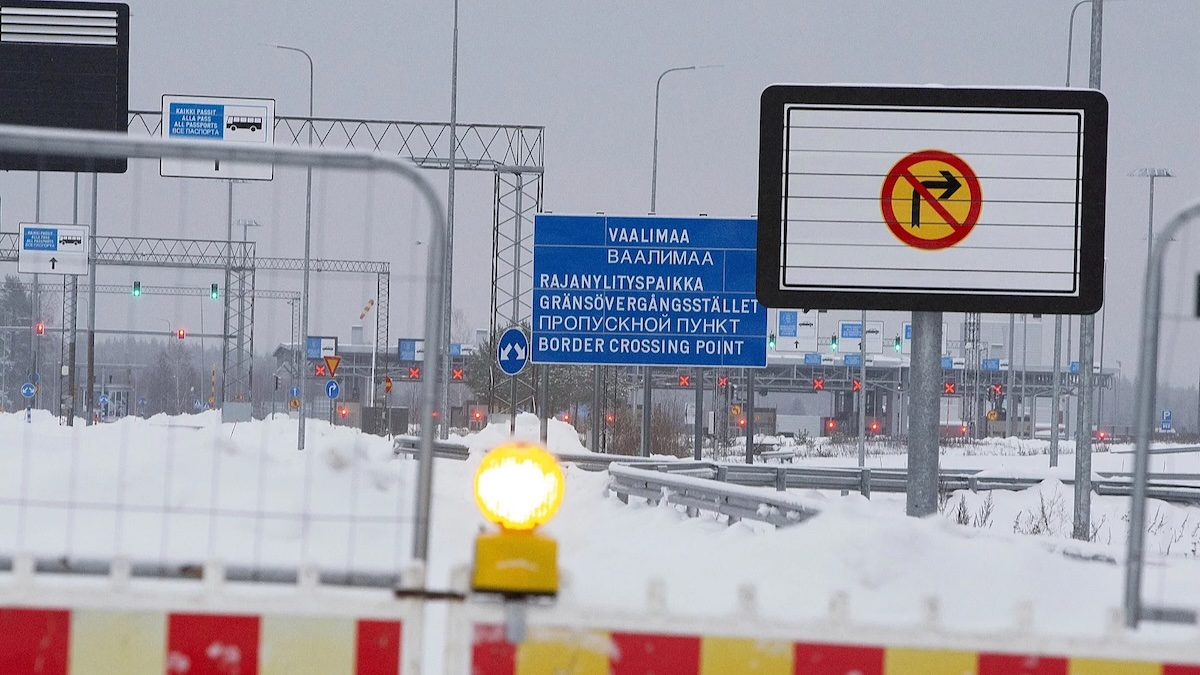 Russia closes railway border
